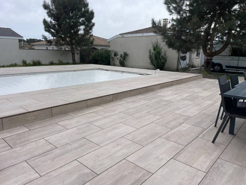 Réalisation d'une terrasse tour de piscine en carrelage sur plot et lame de bois à Audenge sur le Nord Bassin d'Arcachon.